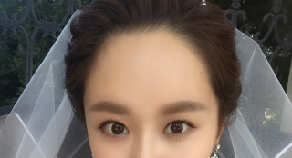 “小雪”杨紫拍戏晒穿婚纱美照：我又结婚了！