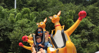 鄒市明一家四口出游 二胎兒子軟萌可愛(ài)不輸軒軒