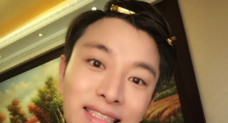 贾乃亮与女儿晒自拍表情神同步 甜馨尖下巴抢镜