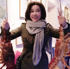 刘晓庆澳洲游玩手拿龙虾拍照 皮肤细腻宛如少女