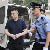 演員張林涉毒案將開庭 表情嚴(yán)肅被提押至法院