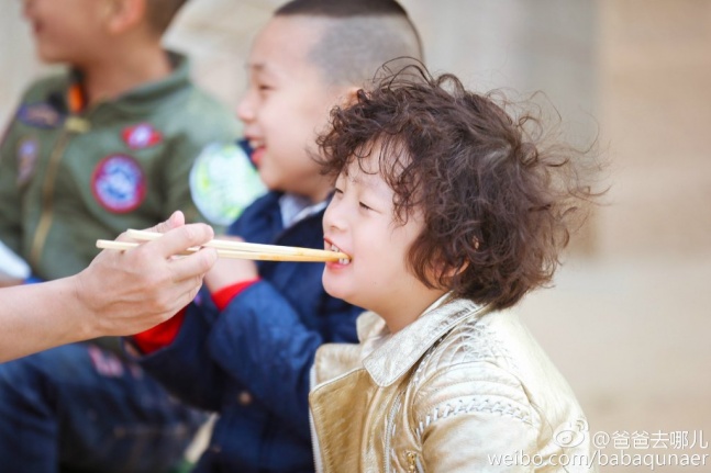 邹市明晒丈母娘庆生合影小儿子与轩轩神同步