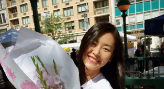 劉雯懷抱鮮花笑容燦爛 網(wǎng)友：是不是崔始源送的