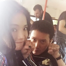 馮紹峰曬與舒淇合影 網(wǎng)友：乍看還以為是倪妮