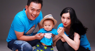 黃海冰生日曬出親子裝全家福 1歲兒子活潑可愛