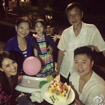 李小鵬生日全家福曝光 奧莉穿彩虹裙賣萌甜笑