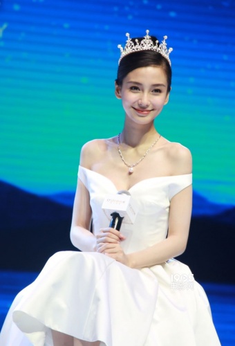 28日,angelababy(杨颖)出席护肤品牌新品发布会暨全新代言人发布会.