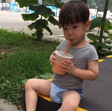 嗯哼穿小短褲坐路邊喝飲料 杜江：美不美看大腿