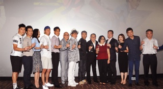 成龙谢霆锋惊喜空降 神秘嘉宾助阵《破风》首映