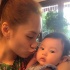 阿娇抱闺蜜郑希怡女儿合影 撅嘴亲亲母爱泛滥