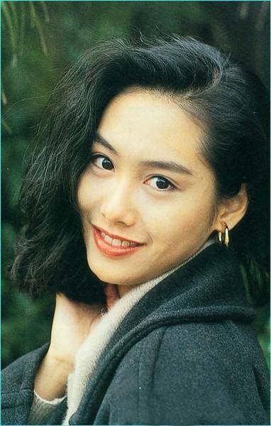 据台湾媒体报道,港星朱茵2012年和beyond成员黄贯中结婚,生了女儿黄莺