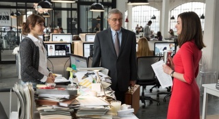 《實(shí)習(xí)生》發(fā)新預(yù)告 羅伯特·德尼羅片中遭騷擾