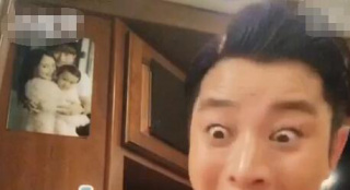 药不能停！ 贾乃亮赤裸上身模仿周星驰表情搞怪