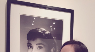 宋茜奉奥黛丽·赫本为女神晒留影 自称更忧郁了