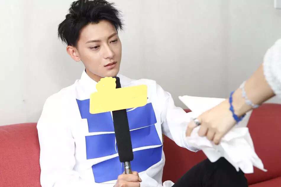 曾称吴亦凡解约是叛徒 如今黄子韬道歉望被原