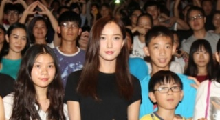 王珞丹《桂香》深圳宣傳致歉 為天津祈禱90度鞠躬