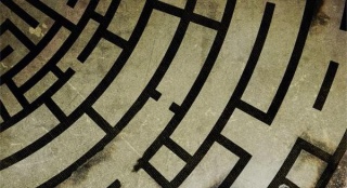 《移动迷宫2》发法国版海报 迷宫墙外烈火燃烧