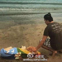 欧弟抱爱犬遗体看大海 与妻一起送其最后一程