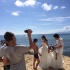 43岁牛莉再披婚纱拍结婚照 女儿当花童场面温馨