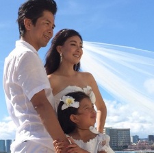 43歲牛莉再披婚紗拍結(jié)婚照 女兒當(dāng)花童場面溫馨