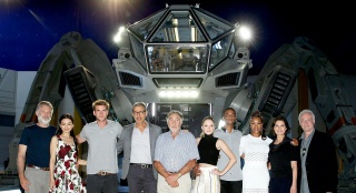 《獨(dú)立日2:復(fù)興》宣布拍攝殺青 主創(chuàng)合影留念