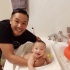 范玮琪晒黑人给儿子洗澡照 父子同露开心笑容