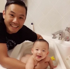 范瑋琪曬黑人給兒子洗澡照 父子同露開心笑容