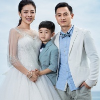 杨威夫妇拍浪漫婚纱写真 呆萌杨阳洋随行抢镜