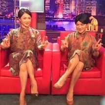 王祖蓝终于与金星合体 两人穿同款旗袍似双胞胎