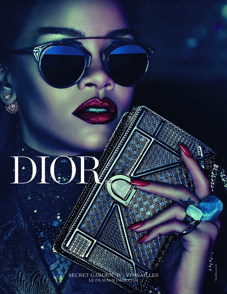 蕾哈娜登《dior》杂志封面内页 火辣身材秀大牌
