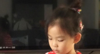 楚儿做发型！“祸害”完蔡少芬又盯上了小妹妹