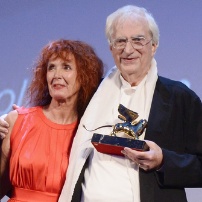 贝特朗·塔维涅获威尼斯终身成就 低头凝视奖杯