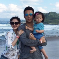 汪小菲晒照秀甜蜜 与大S及小玥儿海边相依相偎