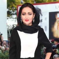 女星妮奇·卡里米印度风造型亮相 黑白长裙显大气