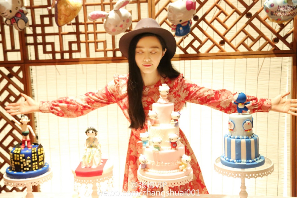 范冰冰生日会李晨亲密献吻全场粉色系显少女心