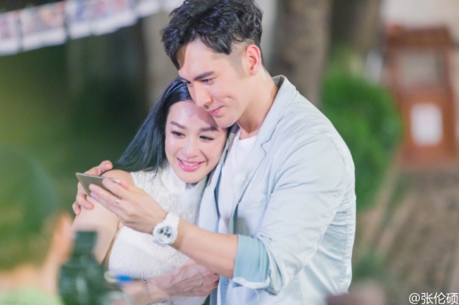 先是张伦硕在微博上传多张与钟丽缇的亲密照,附文"i love you too.