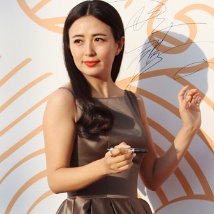楊童舒助陣金雞獎頒獎典禮 露肩長裙優(yōu)雅迷人