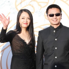 吳若甫“黑超”登場 女伴穿透視裝秀傲人上圍