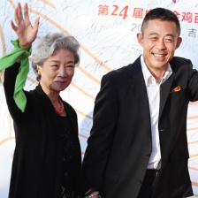 侯勇呂中亮相金雞獎(jiǎng)紅毯 二人向觀眾揮手致意