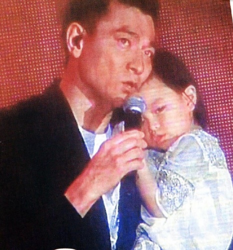 刘德华办生日会全家福首曝光 女儿害羞紧搂爸爸