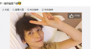 蔡少芬晒素颜床照 与老公张晋长相一样一样的！