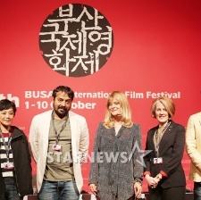 釜山电影节开幕 张艾嘉领衔新浪潮奖评委亮相