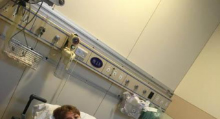 贾乃亮病床上输液摆剪刀手：想老婆孩子和我妈