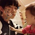 TFBOYS易烊千璽陪弟弟玩 被貼一臉貼紙曬自拍