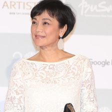 釜山电影节评委张艾嘉登红毯 白衣黑裙气质高雅