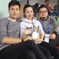 靳東受邀為中網(wǎng)決賽挑邊 緊摟妻子李佳顯恩愛