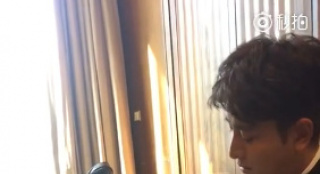 贾乃亮让女儿歌伴舞 甜馨不给面子：爸爸你傻呀