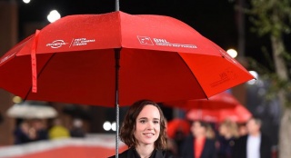 《被拒人生》登陆罗马电影节 艾伦·佩姬撑伞帅气
