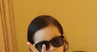 甜馨即将满三岁 戴墨镜摆pose扮小太妹酷劲十足