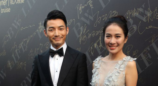 葉璇與男友十指緊扣出席派對 吐舌賣萌秀恩愛